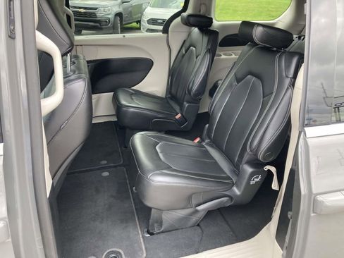 Used 2023 Chrysler Pacifica Touring-L FWD image 15