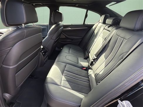 Used 2023 BMW M550i xDrive w/ Dynamic Handling Package image 21