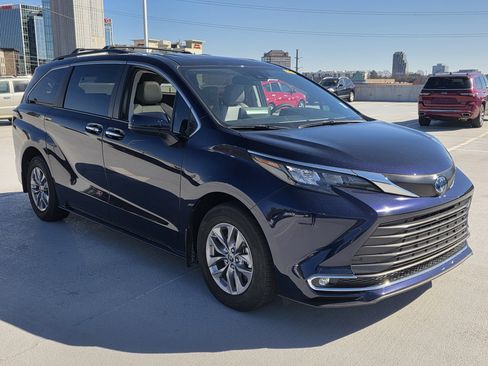 Used 2024 Toyota Sienna XLE image 7