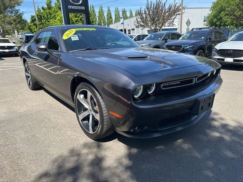 Used 2019 Dodge Challenger SXT w/ Driver Convenience Group RWD image 4