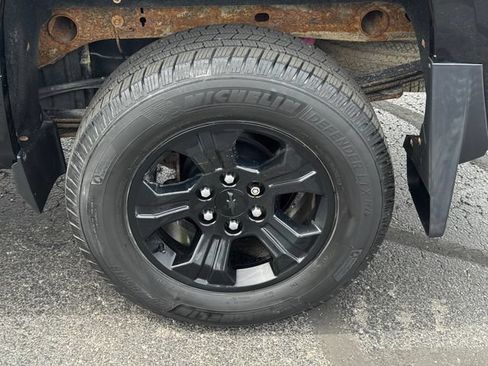 Used 2017 Chevrolet Silverado 1500 LT w/ Midnight Edition AWD/4WD image 11