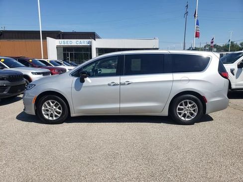 Used 2024 Chrysler Pacifica Touring-L FWD image 7