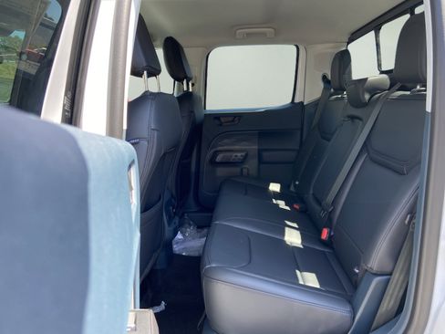 New 2025 Ford Maverick Lariat w/ Black Appearance Package image 6