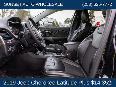 Used 2019 Jeep Cherokee Latitude Plus AWD/4WD image 38