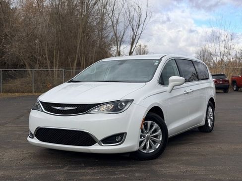 Used 2018 Chrysler Pacifica Touring Plus image 1
