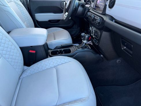 Used 2023 Jeep Wrangler Sahara image 8