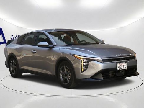 Used 2025 Kia K4 FWD image 3