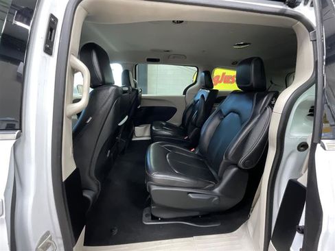 Used 2022 Chrysler Pacifica Touring-L w/ Uconnect Theater Family Group FWD image 17