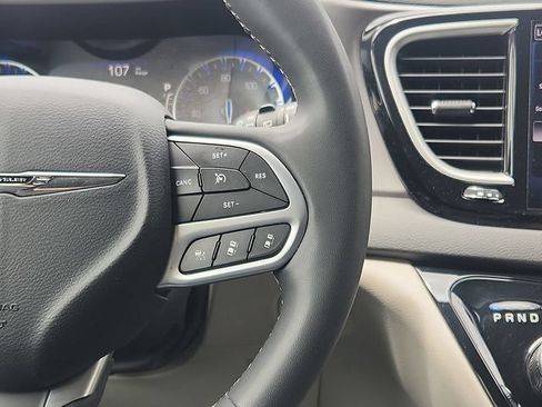 Used 2023 Chrysler Pacifica Touring-L FWD image 15
