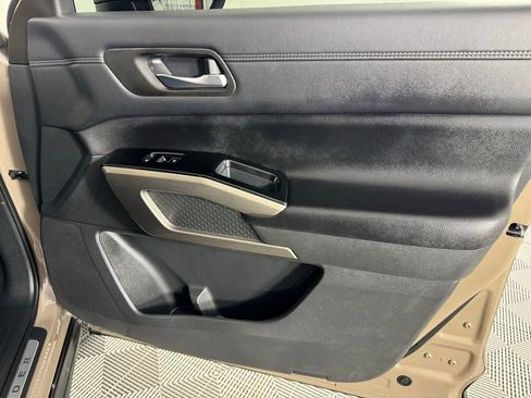 Used 2024 Nissan Pathfinder Platinum image 32