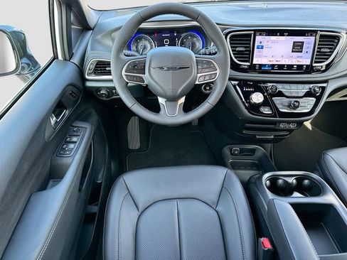 New 2025 Chrysler Pacifica Select w/ Fav Edition Package image 15