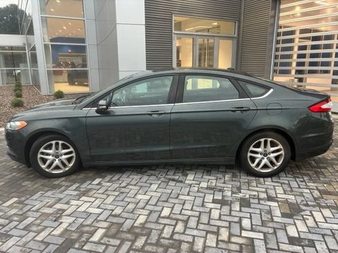 Used 2016 Ford Fusion SE w/ SE Cold Weather Package FWD image 4