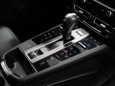 Certified 2024 Porsche Macan AWD/4WD image 24