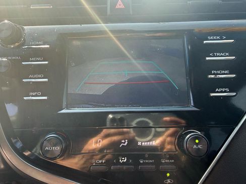 Used 2018 Toyota Camry SE image 18