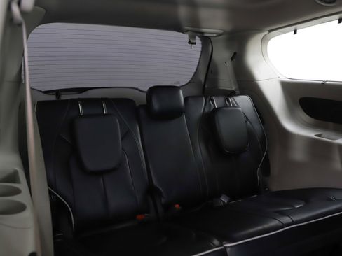 Used 2023 Chrysler Pacifica Limited image 12