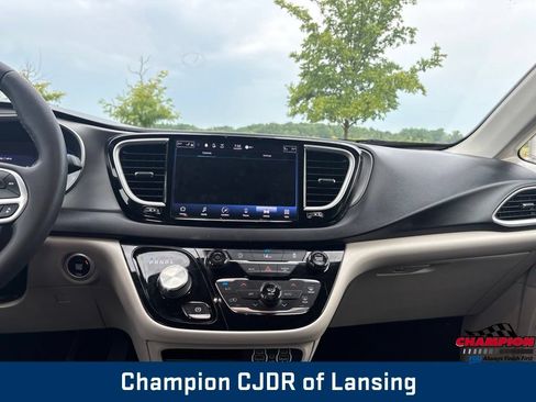 Used 2022 Chrysler Pacifica Touring-L FWD image 3