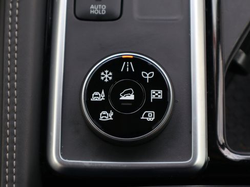 Used 2024 Nissan Pathfinder Platinum image 23