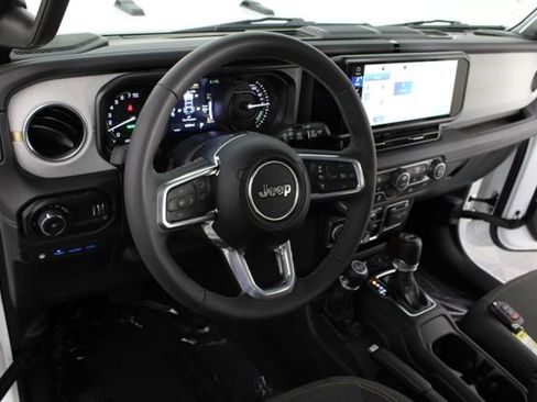 Used 2025 Jeep Wrangler Unlimited Sahara AWD/4WD image 8
