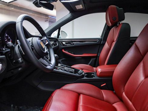 Used 2025 Porsche Macan image 22