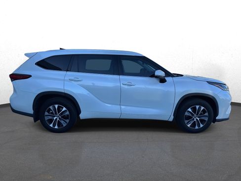 Used 2021 Toyota Highlander XLE image 2