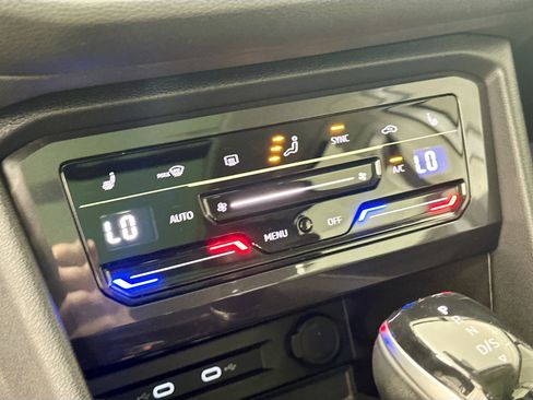 Used 2022 Volkswagen Tiguan SE image 25