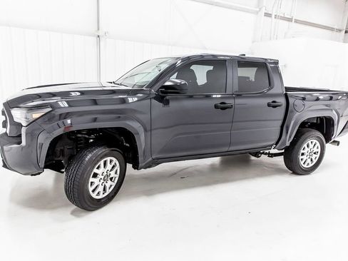 Used 2025 Toyota Tacoma SR image 3