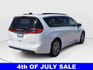 Used 2023 Chrysler Pacifica Limited FWD video 3