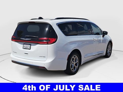 Used 2023 Chrysler Pacifica Limited FWD image 3