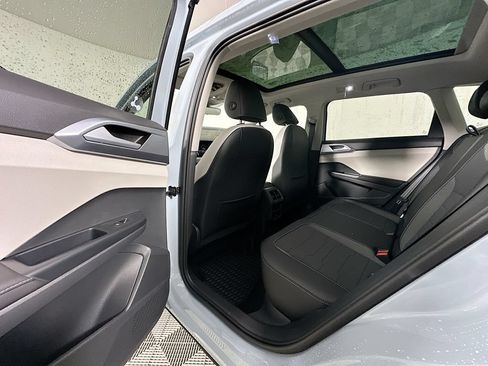 Used 2025 Volkswagen Taos SE w/ Panoramic Sunroof Package AWD/4WD image 17