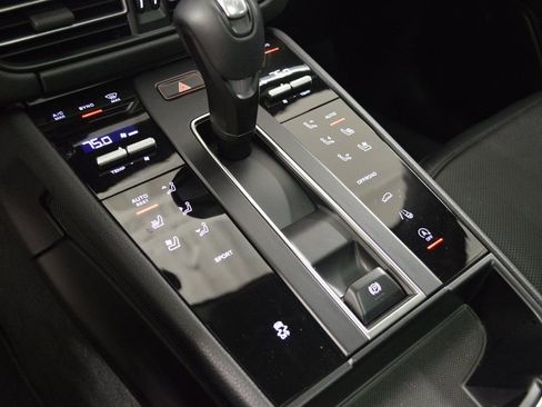 Certified 2025 Porsche Macan AWD/4WD image 30