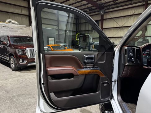 Used 2016 Chevrolet Silverado 2500 High Country w/ Duramax Plus Package image 11