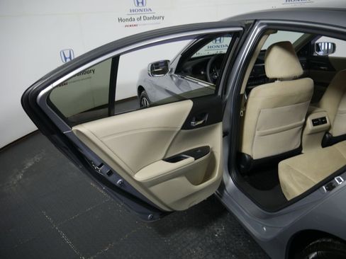 Used 2017 Honda Accord Hybrid Sedan image 8