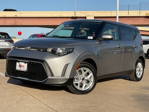 Used 2025 Kia Soul LX w/ LX Technology Package image 2