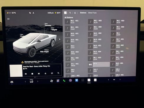 Used 2025 Tesla Cybertruck AWD Crew Cab image 21