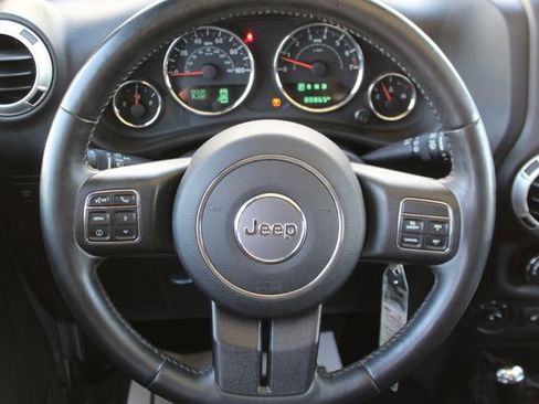 Used 2017 Jeep Wrangler Unlimited Rubicon w/ Cold Weather Group AWD/4WD image 12