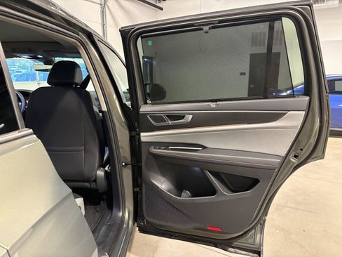 Used 2025 Volkswagen Atlas Peak Edition SE AWD/4WD image 44
