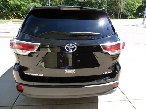 Used 2015 Toyota Highlander LE AWD/4WD image 8