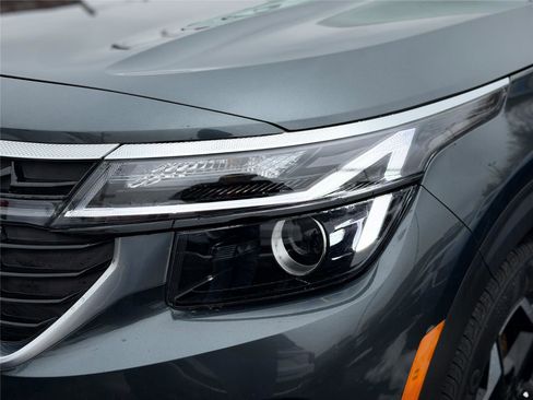 Used 2024 Kia Seltos EX image 12