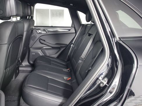 Certified 2026 Porsche Macan AWD/4WD image 33