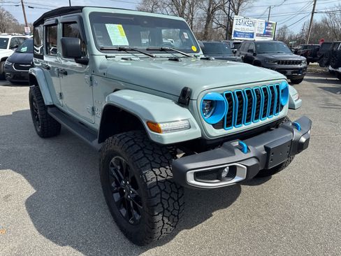 Used 2024 Jeep Wrangler Sahara w/ Technology Group image 8