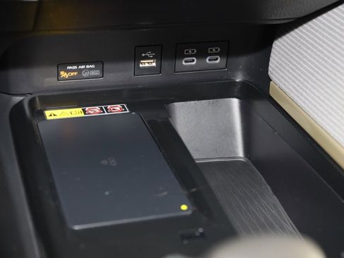 Used 2025 Toyota Camry SE image 28