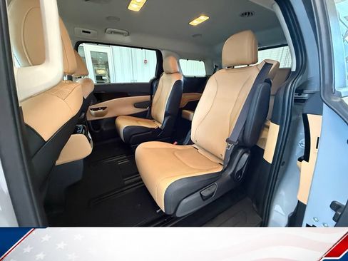 Used 2024 Kia Carnival EX FWD image 17