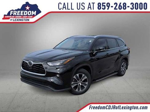 Used 2022 Toyota Highlander XLE FWD image 1