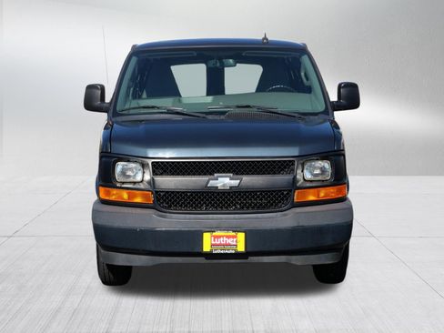 Used 2017 Chevrolet Express 2500 RWD image 2