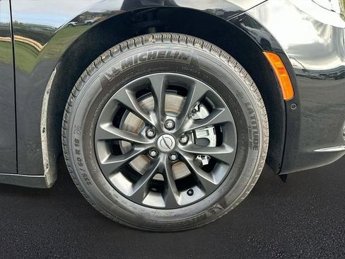 Used 2024 Chrysler Pacifica Select image 32