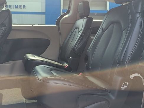 Used 2024 Chrysler Pacifica Touring-L FWD image 14
