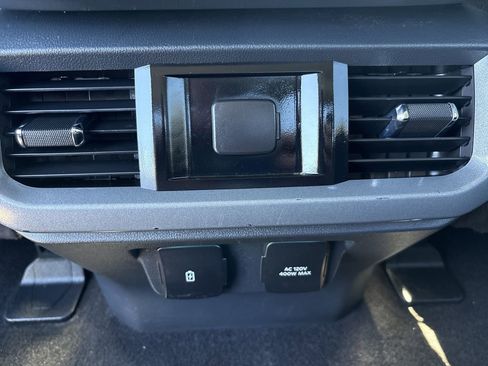 Used 2022 Ford F150 Lariat image 11