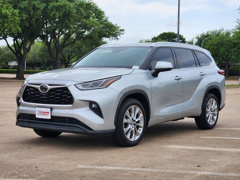 Used 2020 Toyota Highlander Limited image 2