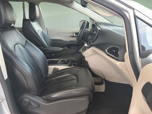 Used 2023 Chrysler Pacifica Touring-L FWD image 11