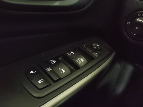 Used 2020 Jeep Cherokee Latitude Plus w/ Cold Weather Group AWD/4WD image 27